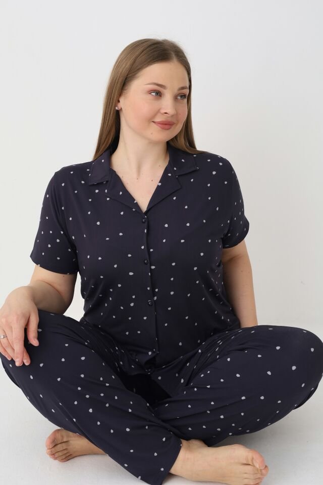 Estiva Kadın Puantiyeli Lacivert Kısa Kollu Önden Düğmeli Soft Battal Pijama Takımı
