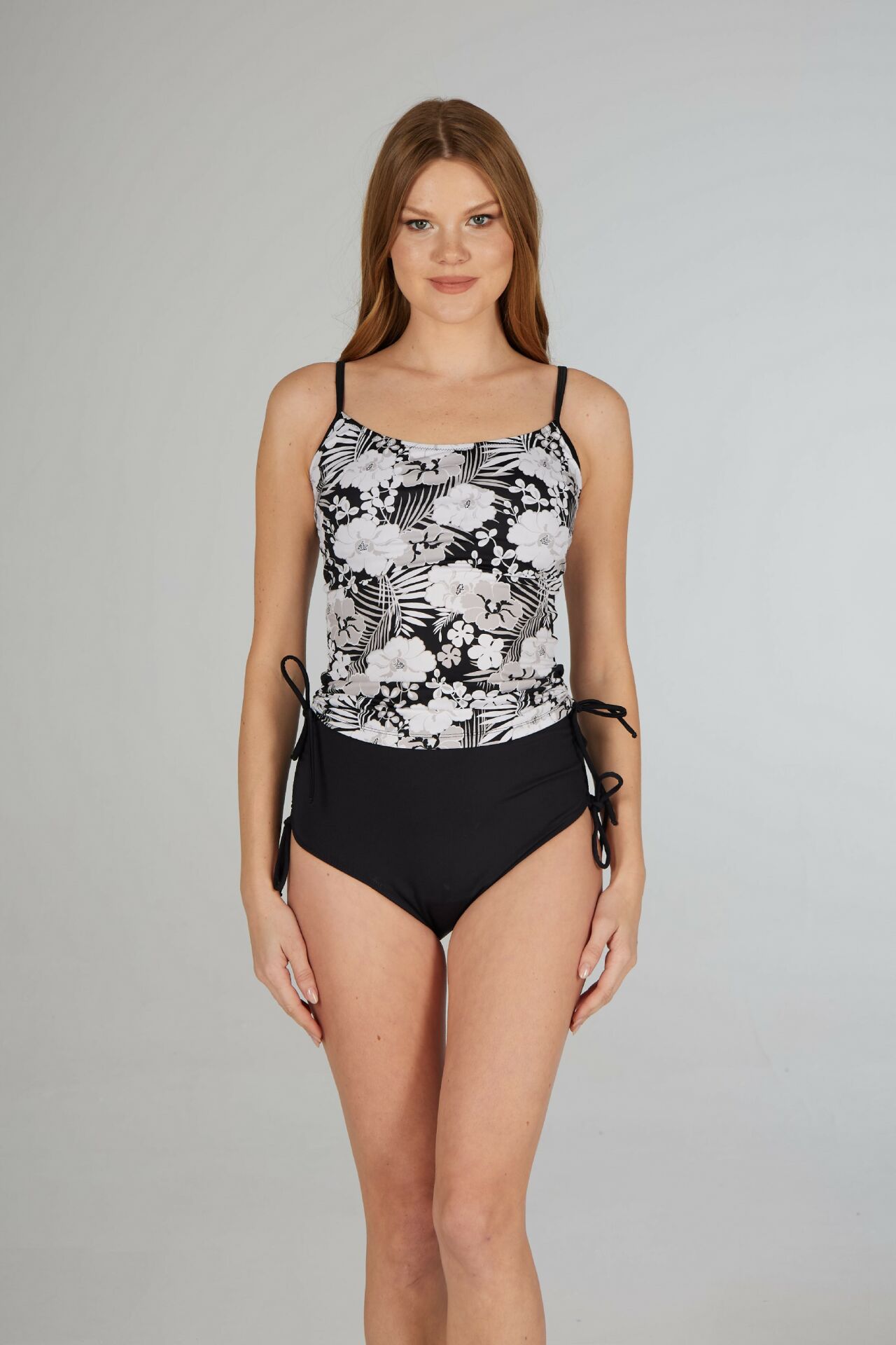 Estiva Kadın Çiçek Desenli Siyah Emprime Şortlu İnce Askılı Tankini