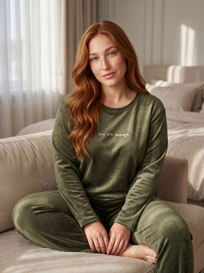 Estiva Kadın Something Yazılı Büyük Beden Kadife Pijama Takımı 4XL - Haki