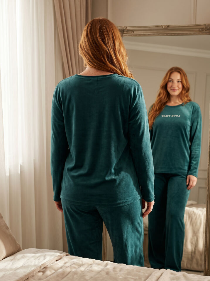 Estiva Kadın Everything Yazılı Büyük Beden Kadife Pijama Takımı