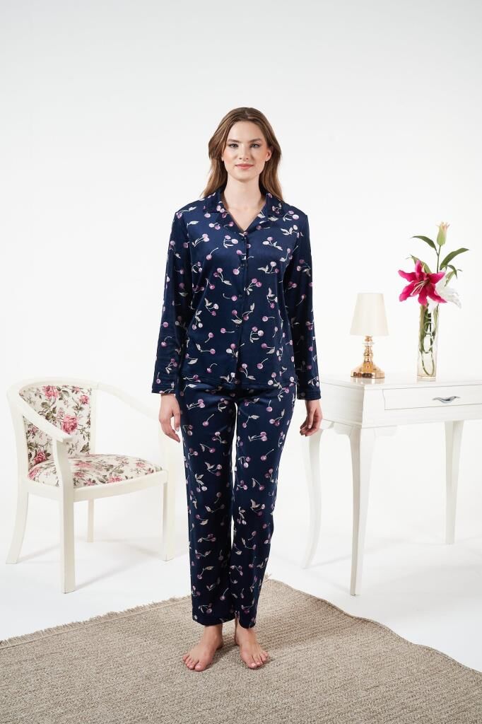 Kadın Kışlık Önden Düğmeli Kiraz Desenli Kadife Pijama Takımı Lacivert