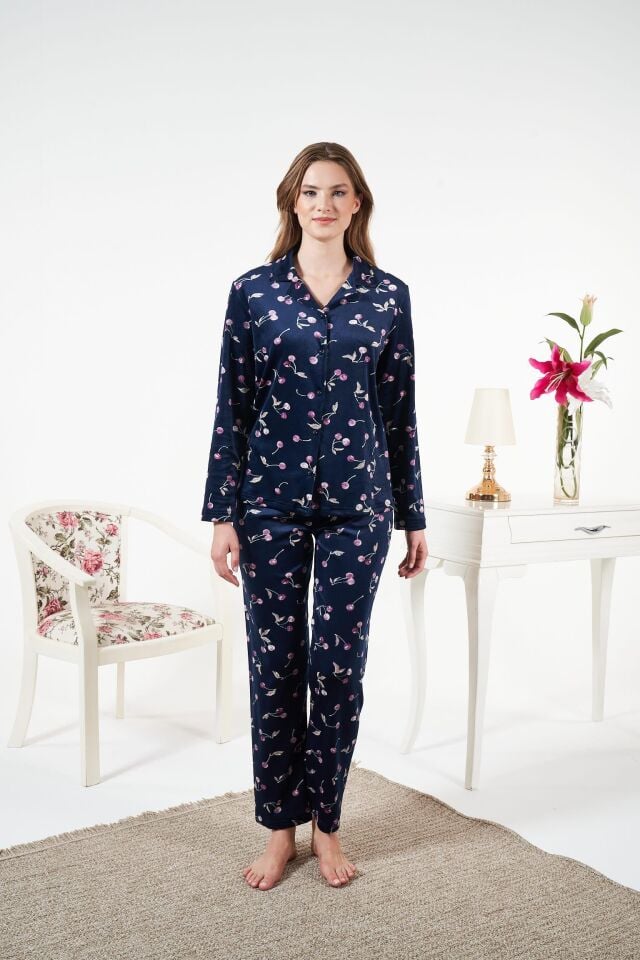 Kadın Kışlık Önden Düğmeli Kiraz Desenli Kadife Pijama Takımı Lacivert