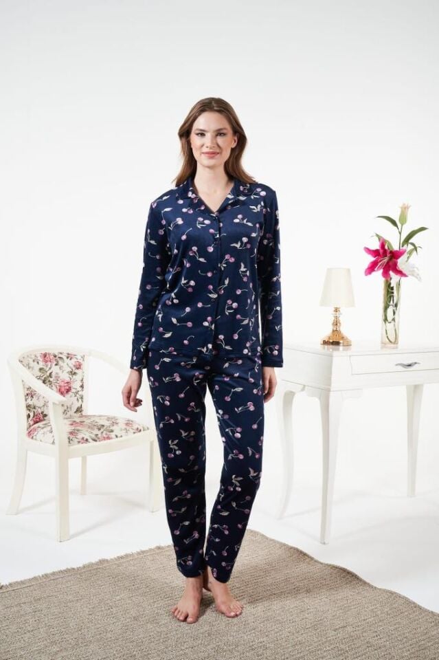 Kadın Kışlık Önden Düğmeli Kiraz Desenli Kadife Pijama Takımı Lacivert alternatif görsel