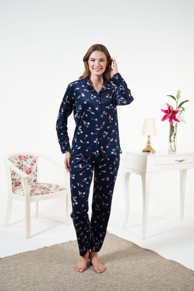 Kadın Kışlık Önden Düğmeli Kiraz Desenli Kadife Pijama Takımı Lacivert