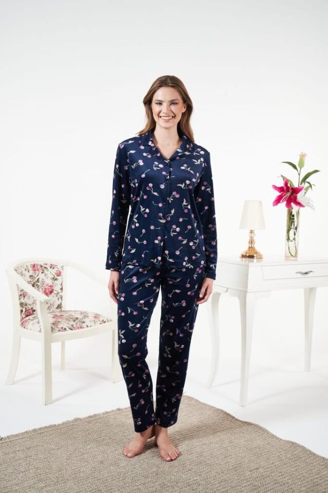 Kadın Kışlık Önden Düğmeli Kiraz Desenli Kadife Pijama Takımı Lacivert