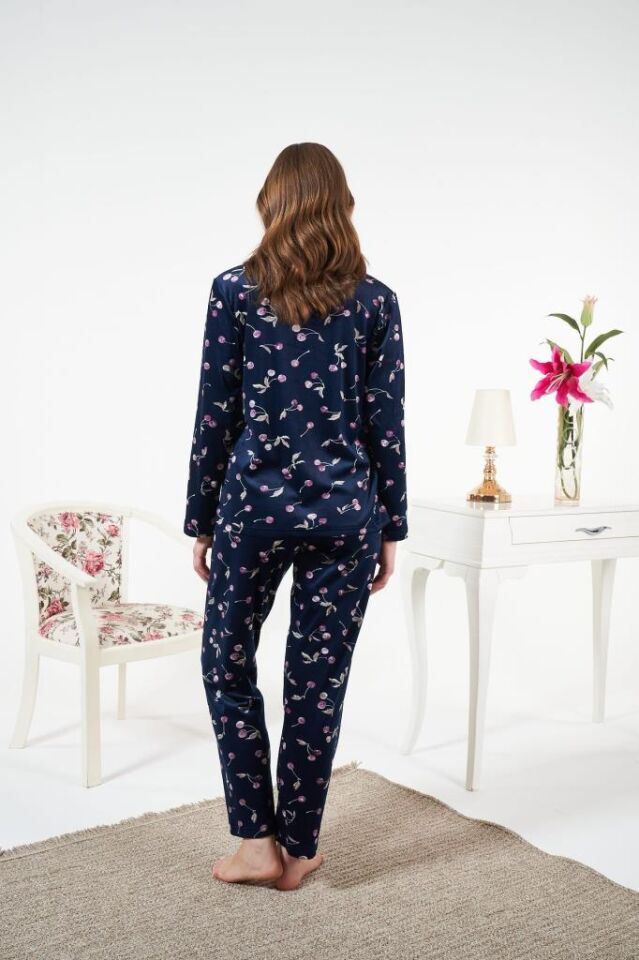 Kadın Kışlık Önden Düğmeli Kiraz Desenli Kadife Pijama Takımı Lacivert