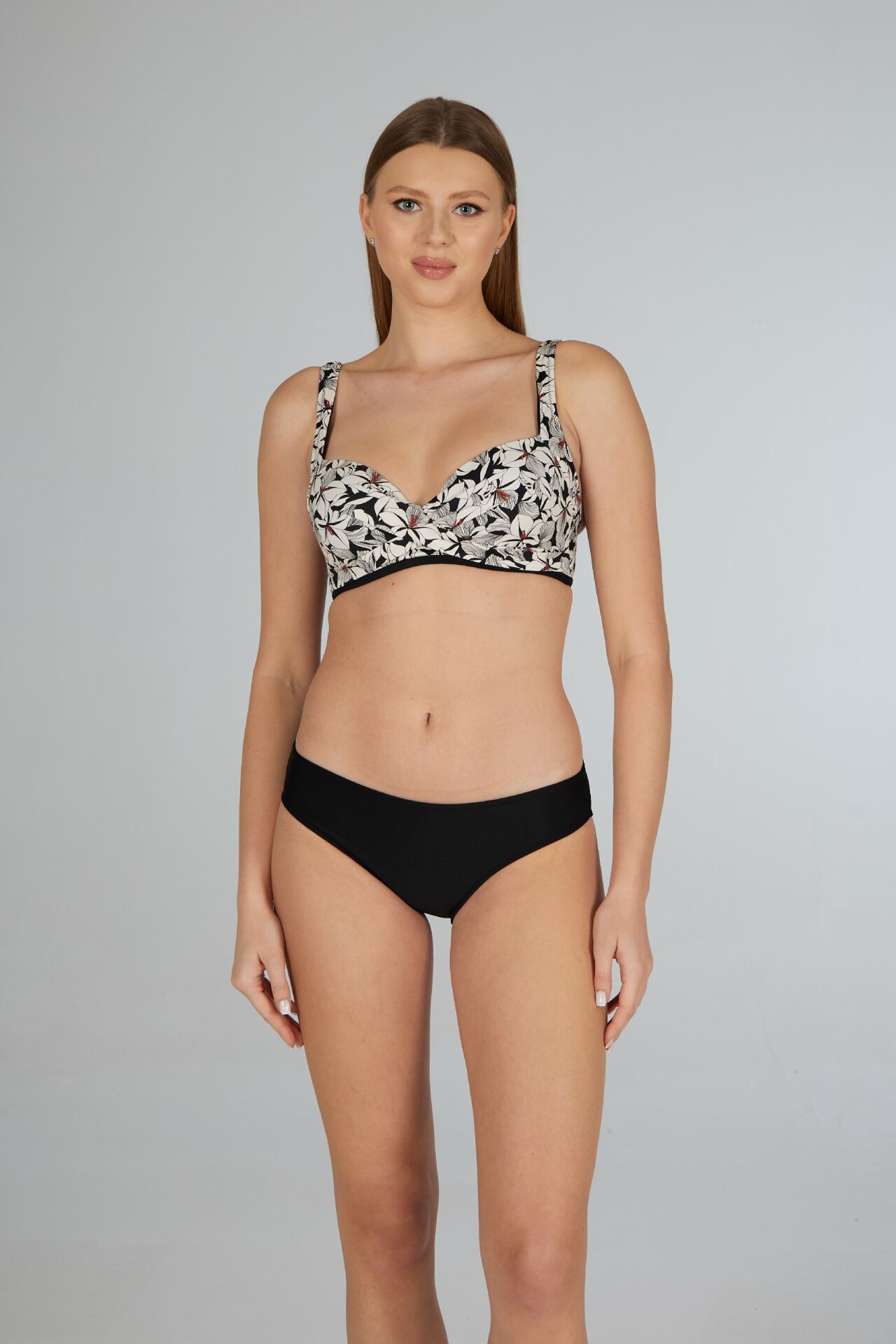 Estiva Kadın Çiçek Desenli Siyah Emprime Kaplı Battal Beden Bikini Takımı