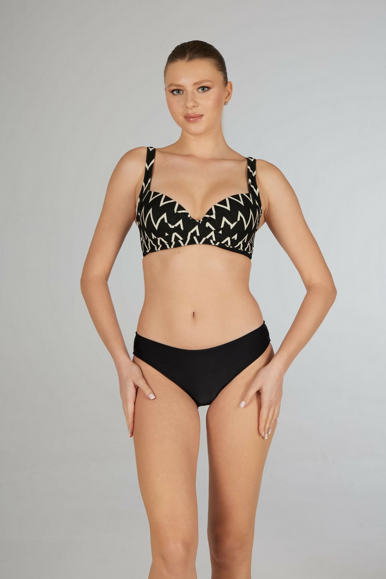 Estiva Kadın Çizgi Desenli Siyah Emprime Kaplı Battal Beden Bikini Takımı