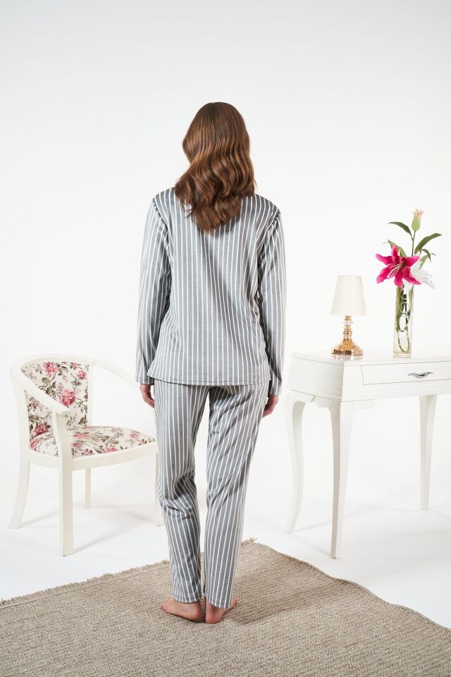 Kadın Kışlık Önden Düğmeli Çizgili Kadife Pijama Takımı Gri