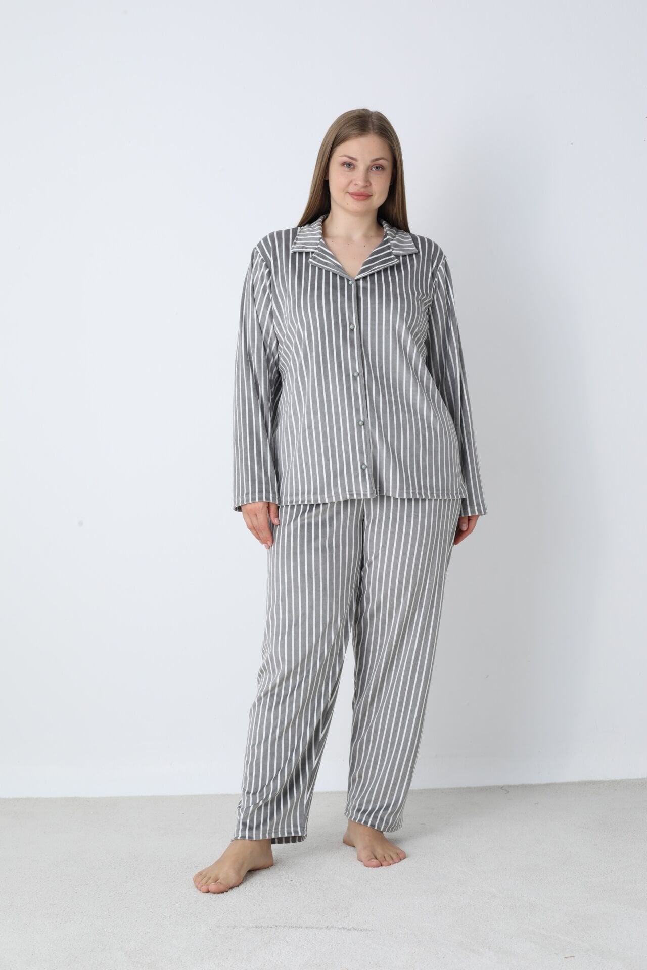 Kadın Kışlık Önden Düğmeli Çizgili Kadife Battal Pijama Takımı Gri