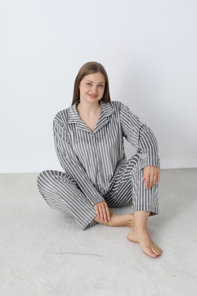 Kadın Kışlık Önden Düğmeli Çizgili Kadife Battal Pijama Takımı Gri