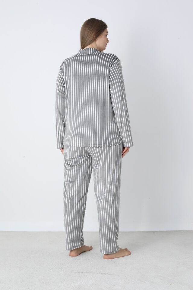 Kadın Kışlık Önden Düğmeli Çizgili Kadife Battal Pijama Takımı Gri