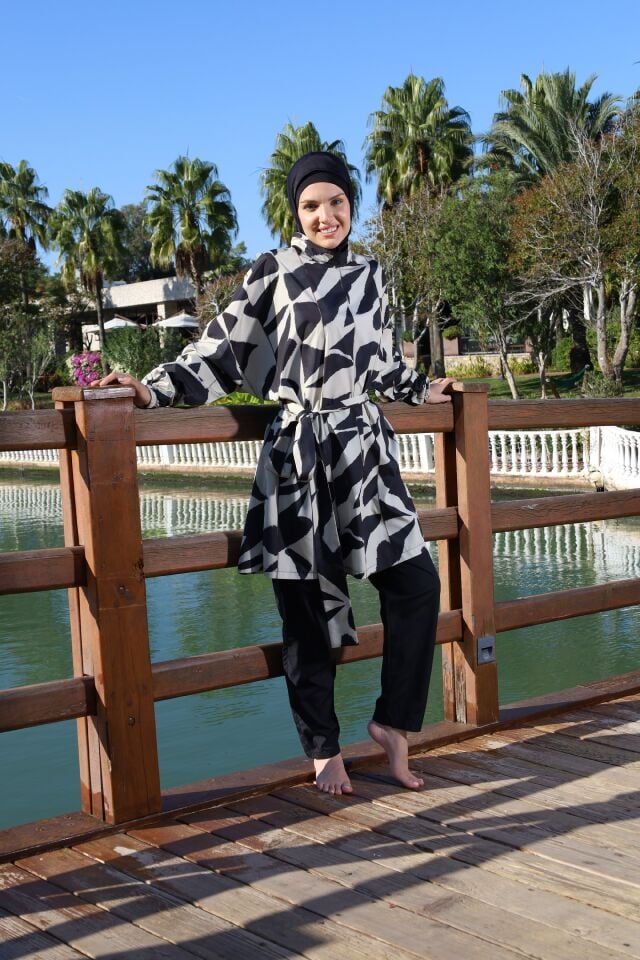 Estiva Abstract Tam Kapalı Pantolonlu Kuşak Detaylı Tesettür Mayo