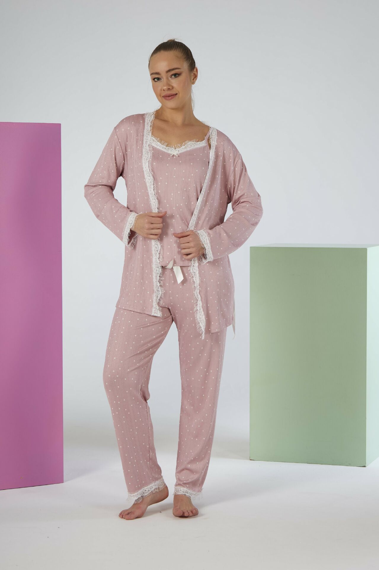 Kadın Yazlık Desenli 3 Parça Sabahlıklı İp Askılı Likra Viskon Pijama Takımı - Pudra