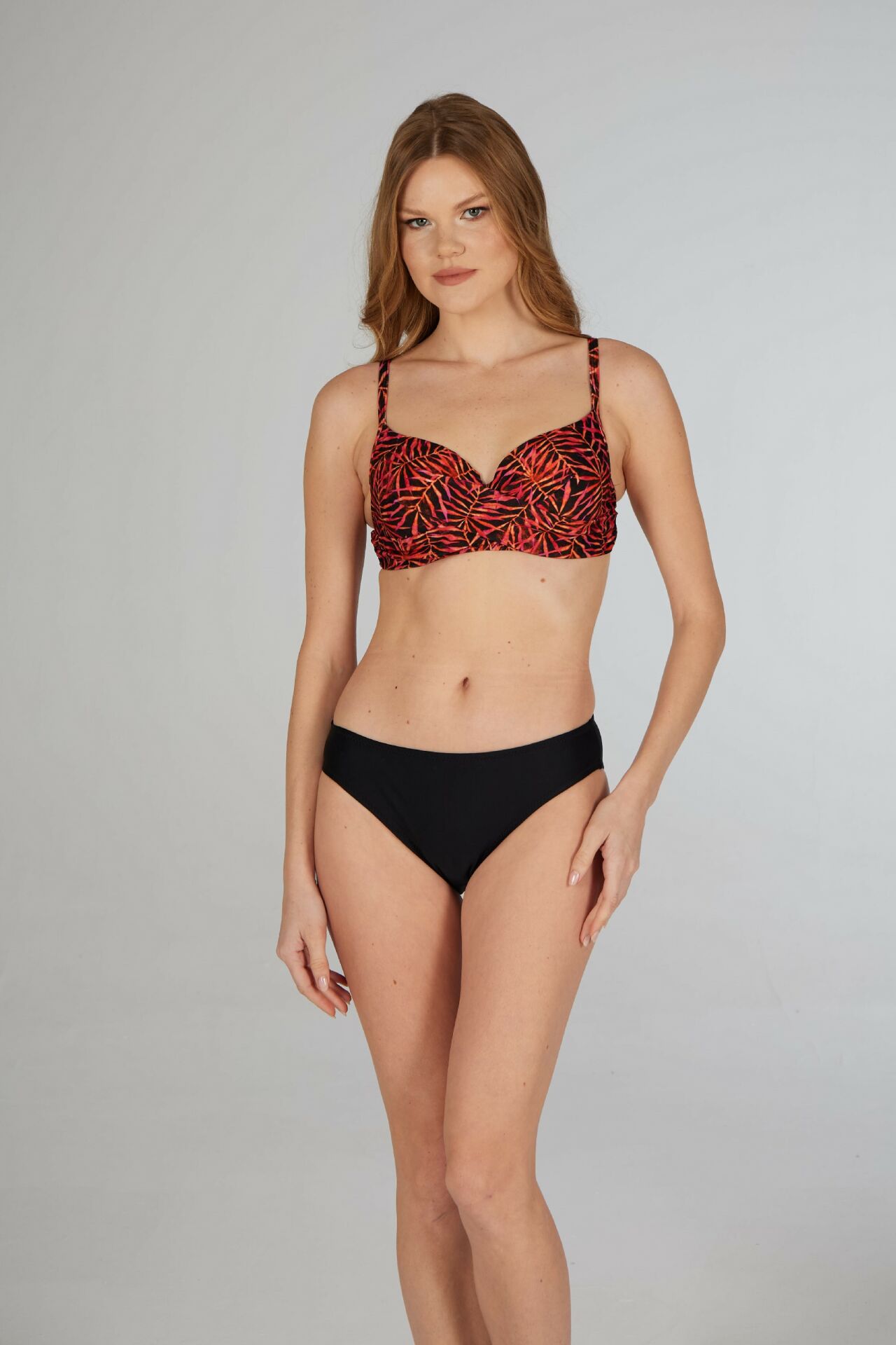 Estiva Kadın Yaprak Desenli Siyah Kaplı Emprime Bikini Takımı